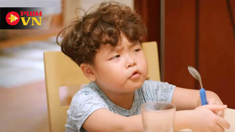 Bé Tuấn Phong đáng yêu với biểu cảm hài hước, nổi tiếng trong vai bé So của Thương ngày nắng về